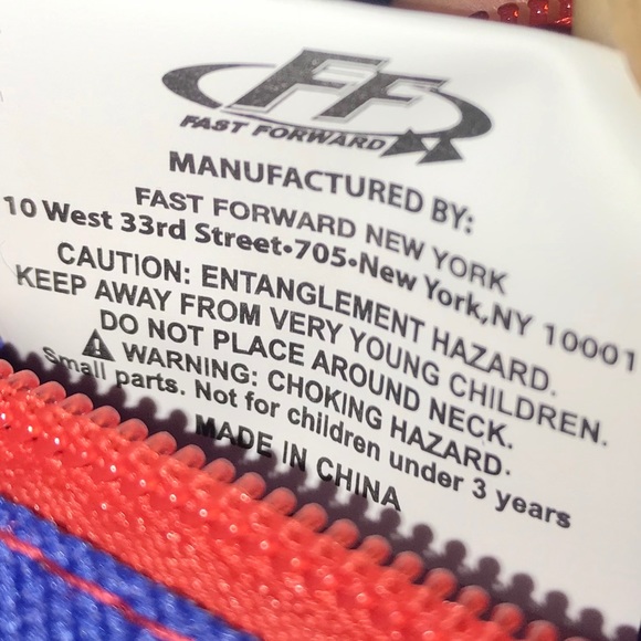 Wonder Woman Backpack With Detachable Cape - Picture 12 of 12